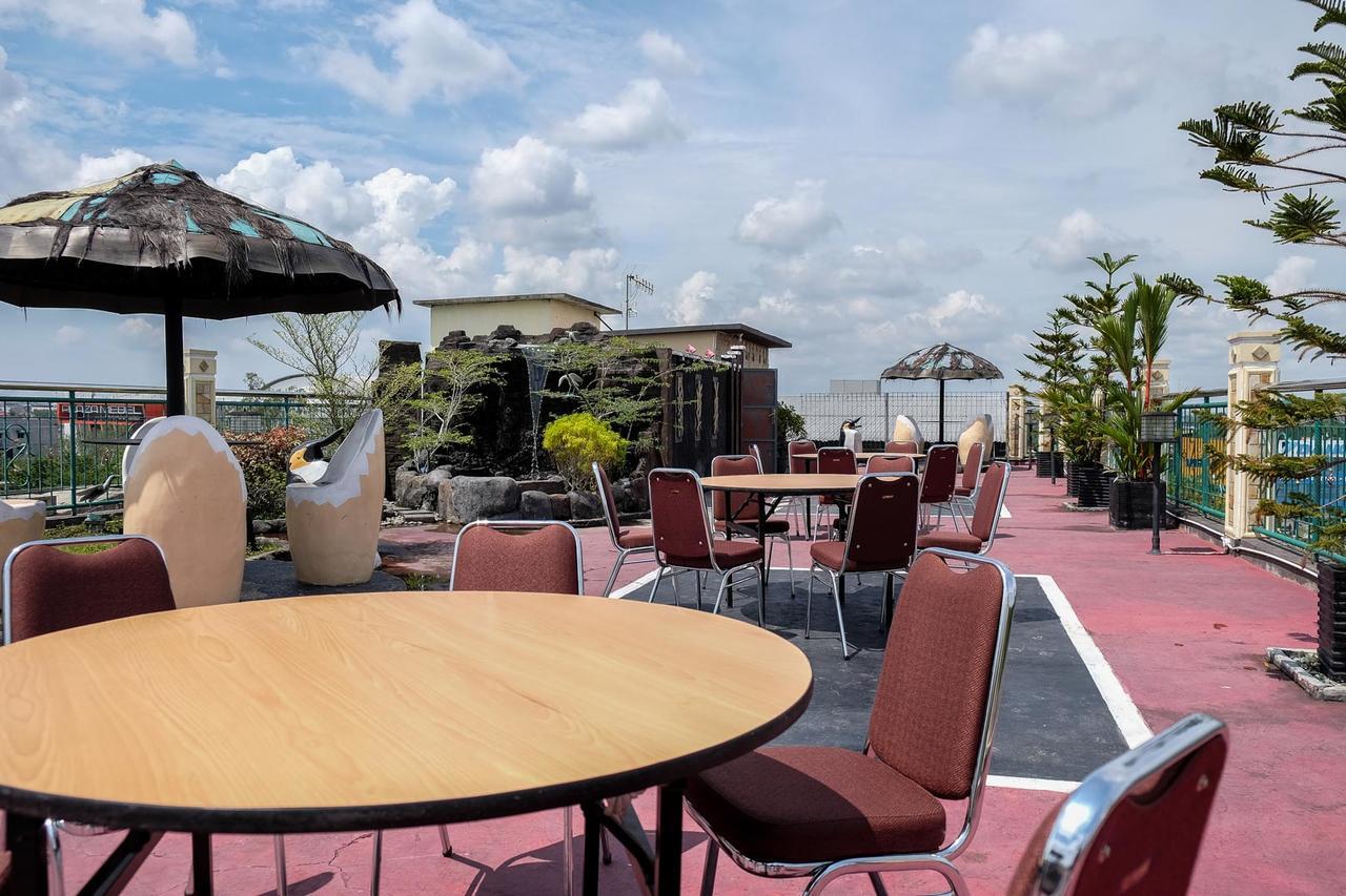 Reddoorz Plus Near Living World Pekanbaru Kültér fotó